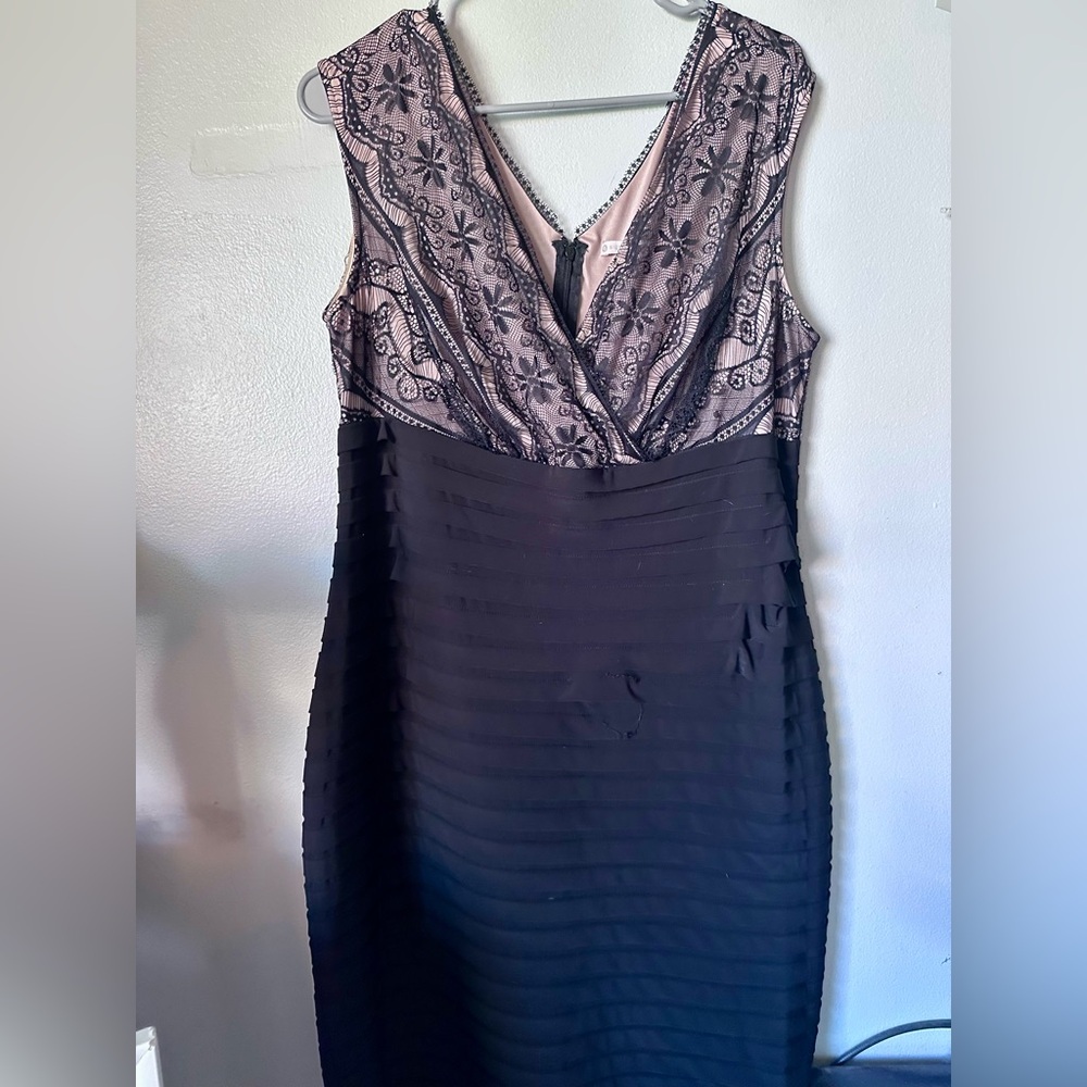 Signature Lana
Black and nude Lace Dress